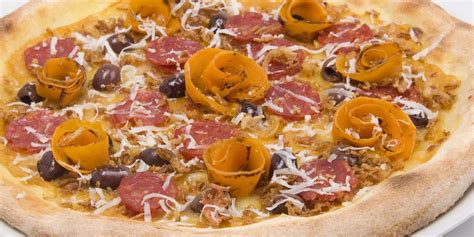 Pizza Con Crema Di Zucca Salame Piccante Olive E Cipolla Arrostita