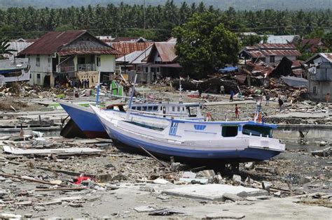 Endonezya Da Tsunami Sonras Korkun Olay Cesetler Sahile Vuruyor