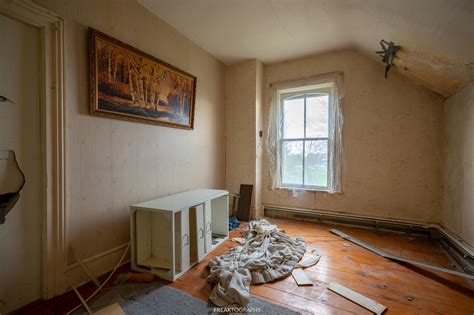 Big Beautiful Old Abandoned Farmhouse : r/OntarioAbandoned