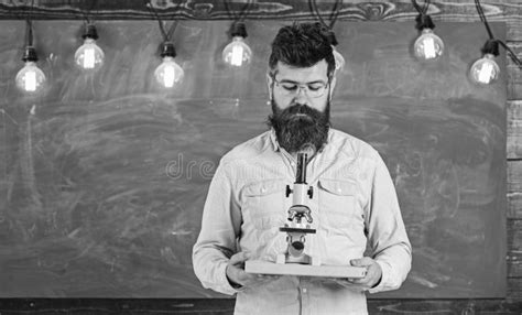 Homem Barba E Bigode Na Cara Ocupada O Professor Nos Mon Culos