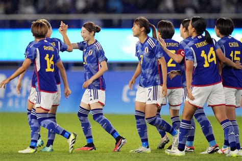 ＜アジア大会女子サッカー決勝 日本・北朝鮮＞前半、中嶋（左から3人目）が先制ゴールを決め喜ぶ日本代表イレブン（ap） ― スポニチ