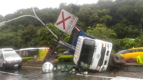 天雨路滑 北市南港大貨車自撞分隔島 車倒燈桿毀 社會 中時