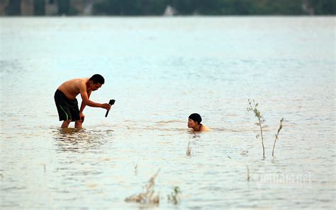 U diện bikini khoe dáng dưới chân cầu Vĩnh Tuy