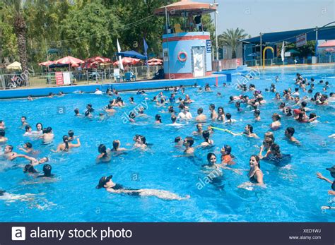 Crowded Swimming Pool High Resolution Stock Photography And Images Alamy