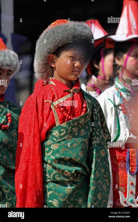 Tibetan Folk Dance Hi Res Stock Photography And Images Alamy