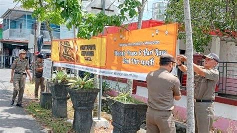 Petugas Satpol PP Dan Damkar Kabupaten Kapuas Rutin Tertibkan Spanduk