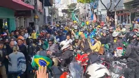 Vídeo Mulher chama Bolsonaro de corrupto e é retirada de motociata