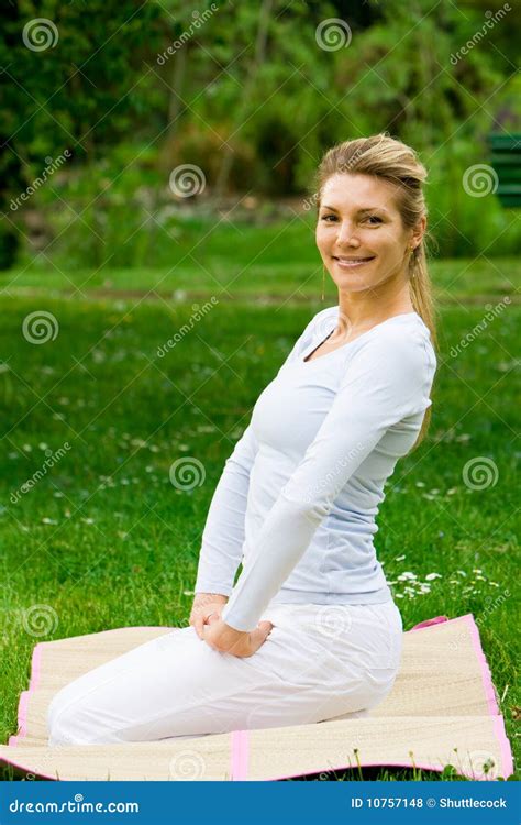 Fille Blonde En Stationnement Faisant Le Yoga Photo stock Image du oxygène calme
