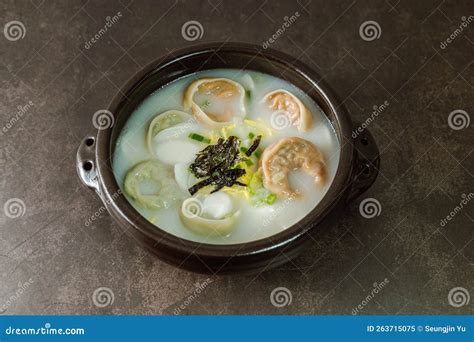 Tteok Mandu Guk Korean Style Dumpling Soup With Sliced Rice Cake Stock