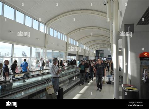 kingsford smith sydney airport terminal 2 Stock Photo: 74568517 - Alamy