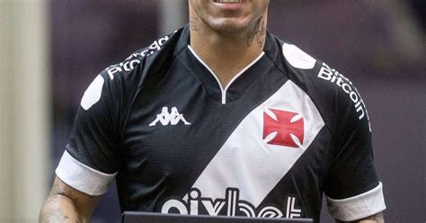 Gary Medel Chega Ao Rio Para Assinar O Vasco