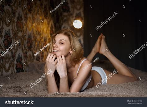 Naked Pretty Girl Lying On Bed Stock Photo 463170170 Shutterstock