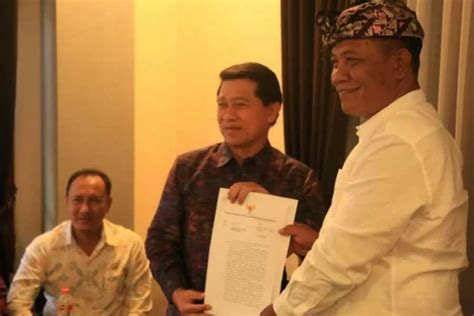 Suwirta Serahkan Surat Pengunduran Diri Sebagai Bupati Ke DPRD