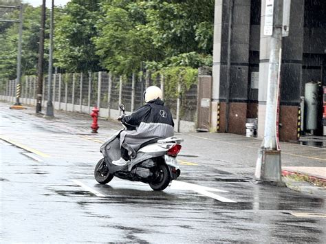 豪雨狂炸！C2C推極鋒雨衣限時優惠現省800元 - 理財周刊