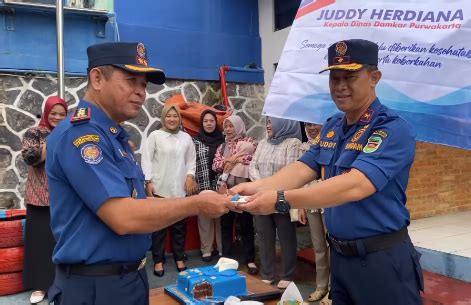 BPBD Purwakarta Melakukan Pendistribusian Air Bersih Di Kp Parungdadap