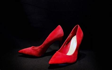 Scarpe Rosse Il Simbolo Della Lotta Contro Violenza E Femminicidio