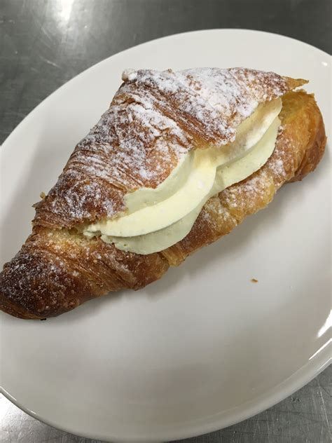 Croissant Con Crema Chantilly Caffetteria