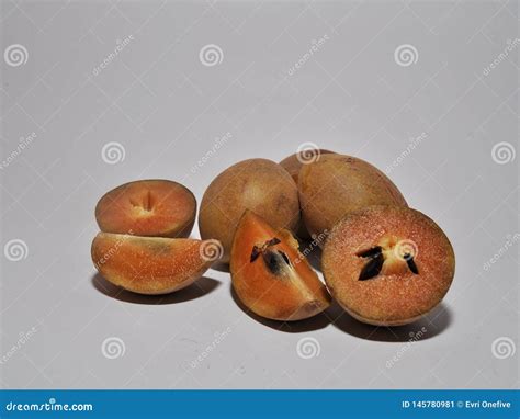 Fruto Do Sapodilla As Folhas Verdes Isoladas No Fundo Branco Imagem