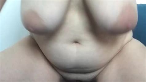 Chatte Mouillé Hot Milf Nympho aux gros seins en manque de bite se masturbe tous les jours