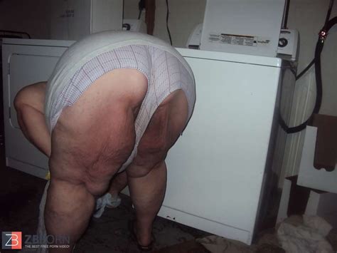Leaned Over In Cut Offs And Flashing Rump ZB Porn