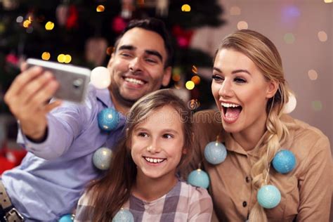 Familia Feliz Que Se Divierte Durante Tiempo De La Navidad Y Que Toma