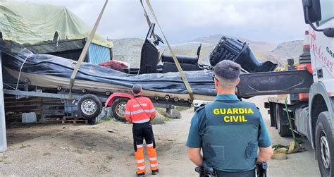 La Guardia Civil descubre una embarcación prohibida en un invernadero