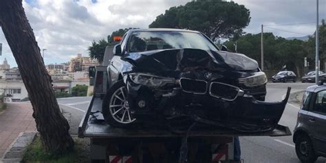 Messina Rimossa L Auto Che Da Giorni Era Ferma Contro Un Albero