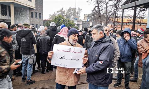 متظاهرون في السويداء يزيلون صور الأسد وشقيقه عنب بلدي