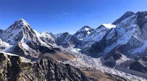 通过徒步、山地飞行和直升机游览探险探索珠穆朗玛峰大本营 Klook客路