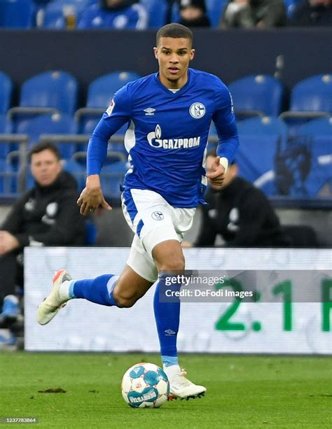 Malick Thiaw of FC Schalke 04 controls the ball during the Second ...