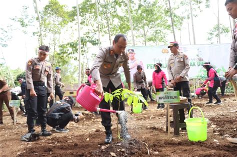 Polres Malang Tanam Ribuan Pohon Untuk Penghijauan