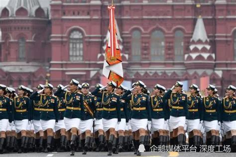 历史上的胜利阅兵式：威慑战略装备亮相的舞台，帝国大厦上的红旗成焦点