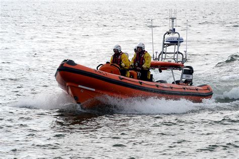 Whitstable Rnli Lifeboat Assists Dory Rnli