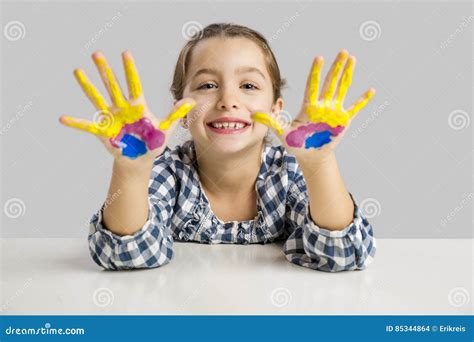 Petite Fille Avec Des Mains En Peinture Photo stock Image du précours