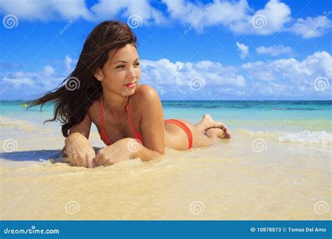 Fille Dans Le Bikini Orange Dans L Eau Image Stock Image Du Jeune Plage