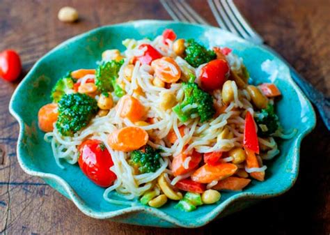 Рецепт Китайская рисовая лапша с овощами и арахисом в домашних условиях