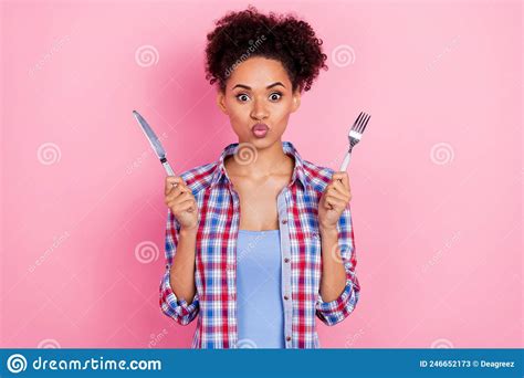 Foto De La Bella Dama De Brunette Quiere Ropa De Comida Camisa Roja Aislada En Color Rosa Fondo
