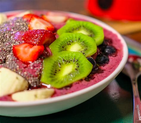 Kiwi Strawberry Acai Bowl - Megan Bohannan Homes