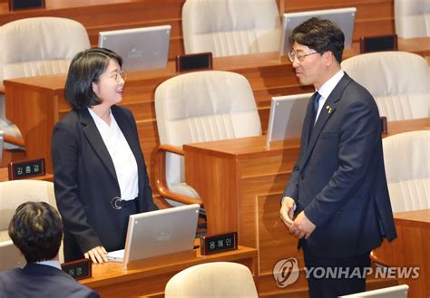 본회의장에서 대화하는 진보당 강성희 의원 연합뉴스