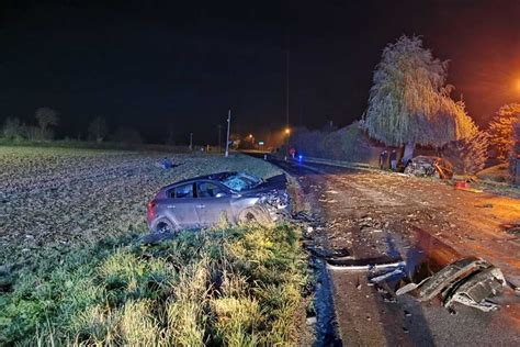 Poważny wypadek na drodze wojewódzkiej Dwie osoby w szpitalu ZDJĘCIA