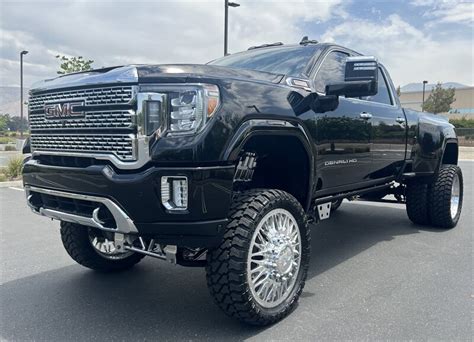 2020 GMC 3500HD DENALI DURAMAX 4X4 LOW MILES 12 BULLETPROOF LIFT