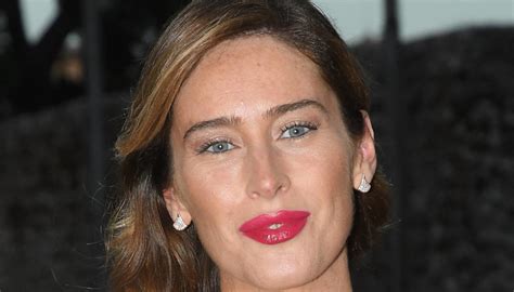 Maria Elena Boschi su Instagram con l abito giallo è irriconoscibile