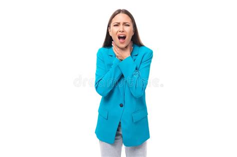 Disgustada Joven Y Elegante Empresaria De Brunette Con Chaqueta Azul Haciendo Una Mugre Aislada