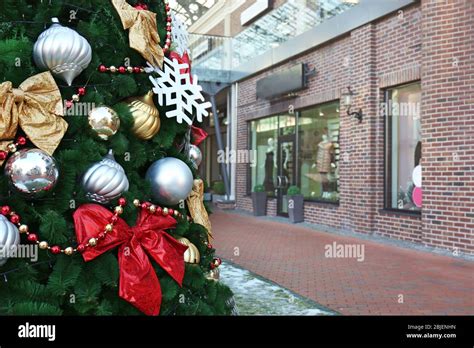 Christmas tree in shopping mall Stock Photo - Alamy