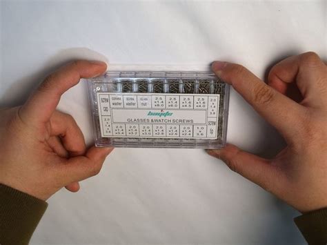 Как отремонтировать деформированный рычажный шарнир очков и заменить ...