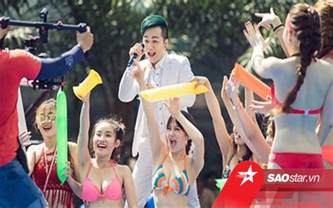Mặc bikini hát nhạc bolero có được xem là phản cảm Saostar vn