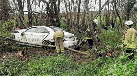 Despiste automóvil derrapó y chocó contra un árbol