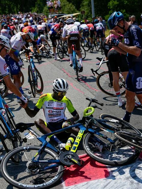 Zuschauer L St Massensturz Bei Tour De France Aus