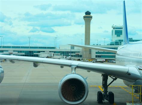 Torretta Del Controllo Del Traffico Aereo Con L Aeroplano Del Jet