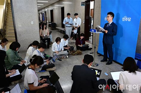 포토 전당대회준비위 회의 결과 발표하는 정을호 대변인 아시아투데이